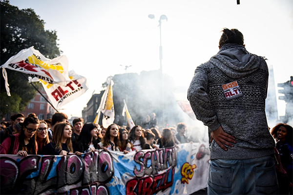 Studenti in piazza per alternanza scuola lavoro. Proteste in 70 città Studenti in piazza per alternanza scuola lavoro. Proteste in 70 città