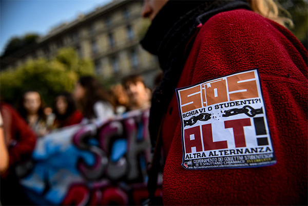 Studenti in piazza per alternanza scuola lavoro. Proteste in 70 città Studenti in piazza per alternanza scuola lavoro. Proteste in 70 città
