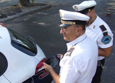 Incidenti stradali: scontro tra moto e auto, muore un centauro a Capannelle