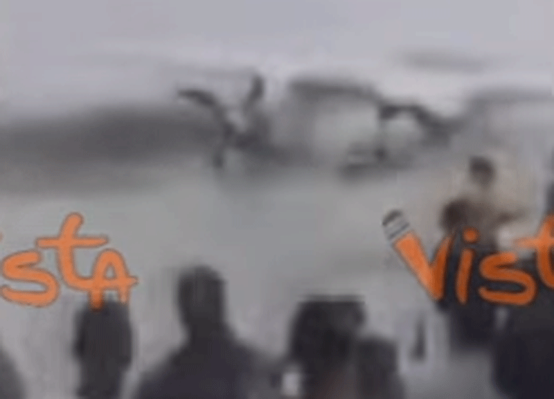 Incidente aereo in Costa d’Avorio, le immagini dalla spiaggia Incidente aereo in Costa d’Avorio, le immagini dalla spiaggia