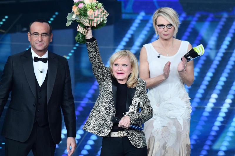 Ascolti tv, Tù sì que vales batte Celebration. De Filippi mostra il seno: foto Ascolti tv, Tù sì que vales batte Celebration. De Filippi mostra il seno: foto