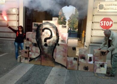 Milano, blitz Comitato zona 8 in Montello: “Migranti non sono pacchi postali”