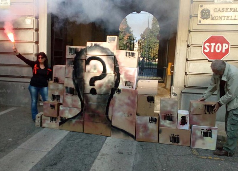 Milano, blitz Comitato zona 8 in Montello: “Migranti non sono pacchi postali” Milano, blitz Comitato zona 8 in Montello: “Migranti non sono pacchi postali”