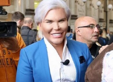 Rodrigo Alves, il “Ken umano” in giro a Milano. FOTO