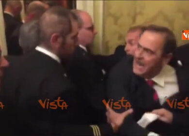 Tensione al Senato, bloccato flash-mob M5s, il video dell’onorevole Di Stefano