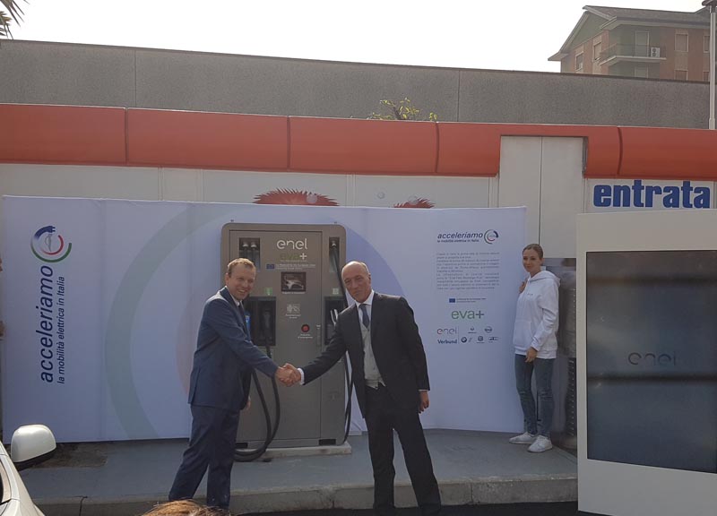 Galleria foto 'EVA+: Enel e Ip inaugurano colonnina di ricarica al distributore Ip di Cormano' - foto 1