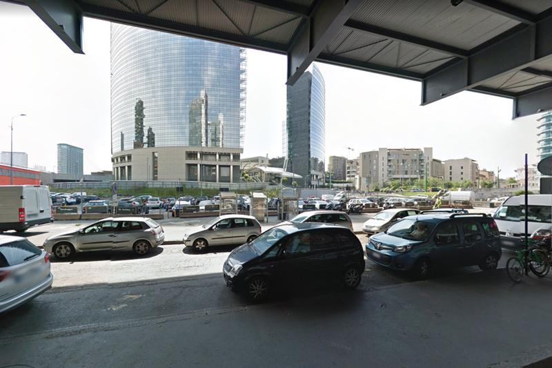 Stazione Garibaldi, piazza Freud e il suo parcheggio: vetrina poco edificante