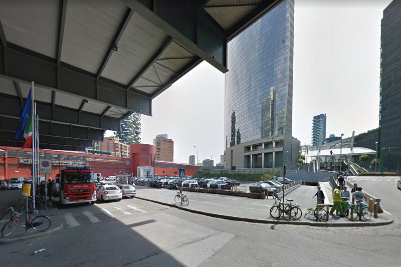 Stazione Garibaldi, piazza Freud e il suo parcheggio: vetrina poco edificante