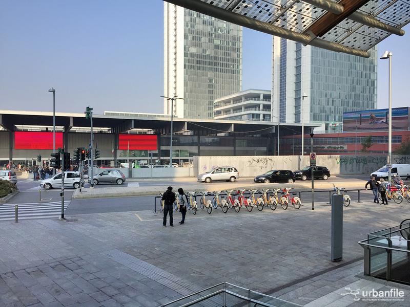Stazione Garibaldi, piazza Freud e il suo parcheggio: vetrina poco edificante