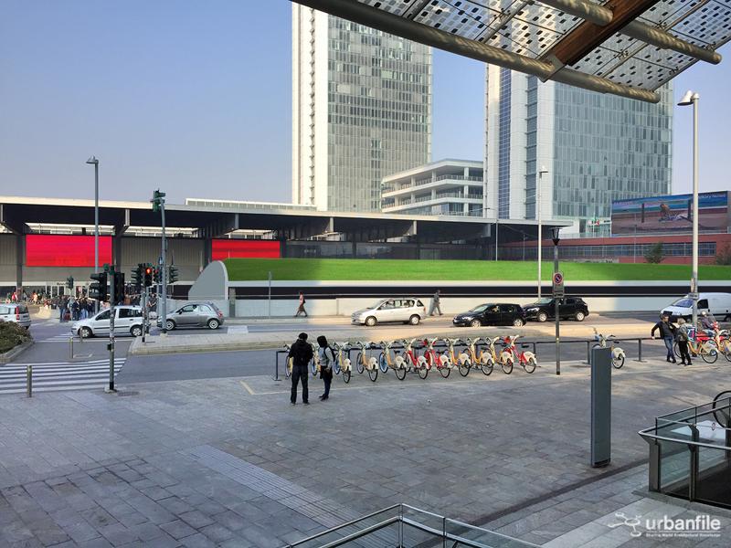 Stazione Garibaldi, piazza Freud e il suo parcheggio: vetrina poco edificante