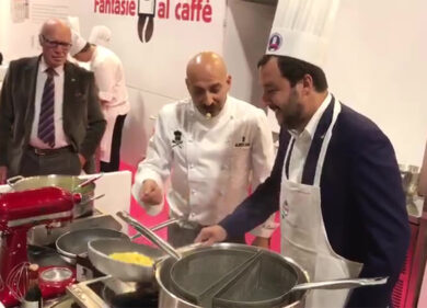Lo chef rimprovera Salvini: “Fai i grumi alla besciamella”