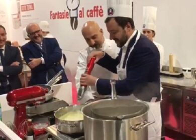Salvini rimproverato dallo chef. E “sfancula” Berlusconi… VIDEO
