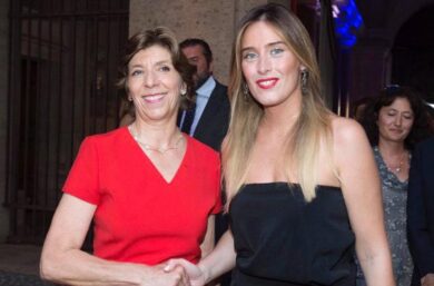 Maria Elena Boschi in “stivali a metà coscia”: il look delle polemiche. FOTO