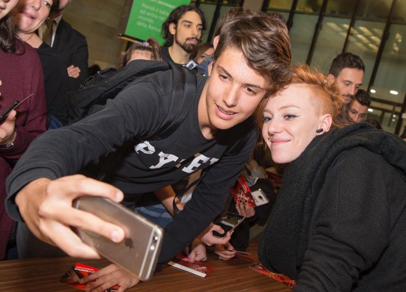 Diamo spazio alle passioni: nelle filiali Intesa Sanpaolo le star di X Factor Diamo spazio alle passioni: nelle filiali Intesa Sanpaolo le star di X Factor