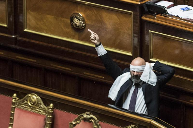Rosatellum, ok alle 5 fiducie in Senato. Stampella Fi-Lega. Caos e proteste Rosatellum, ok alle 5 fiducie in Senato. Stampella Fi-Lega. Caos e proteste