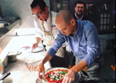 Il fratello di Che Guevara a Napoli prepara una pizza da Gino Sorbillo