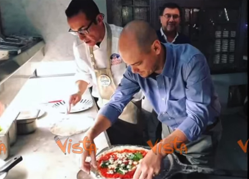 Il fratello di Che Guevara a Napoli prepara una pizza da Gino Sorbillo Il fratello di Che Guevara a Napoli prepara una pizza da Gino Sorbillo