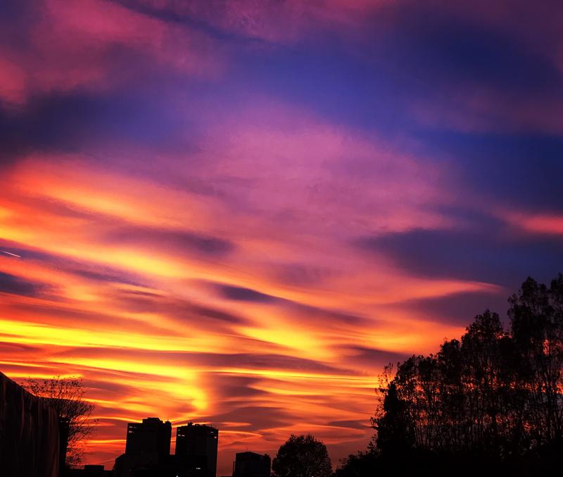 Tramonto “alieno”su Milano. Polveri sottili? L’esperto dice no Tramonto “alieno”su Milano. Polveri sottili? L’esperto dice no