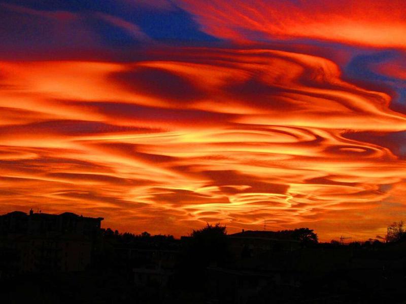 Tramonto “alieno”su Milano. Polveri sottili? L’esperto dice no Tramonto “alieno”su Milano. Polveri sottili? L’esperto dice no