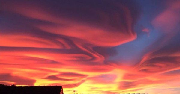 Tramonto “alieno”su Milano. Polveri sottili? L’esperto dice no Tramonto “alieno”su Milano. Polveri sottili? L’esperto dice no
