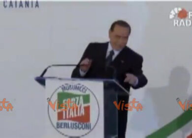 Berlusconi racconta aneddoto su hostess. Alla Pascale “è solo una battuta”