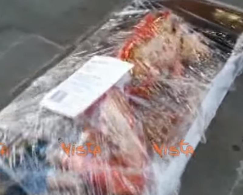 Persone impacchettate al banco della carne: provocazione ambientalista. Video Persone impacchettate al banco della carne: provocazione ambientalista. Video