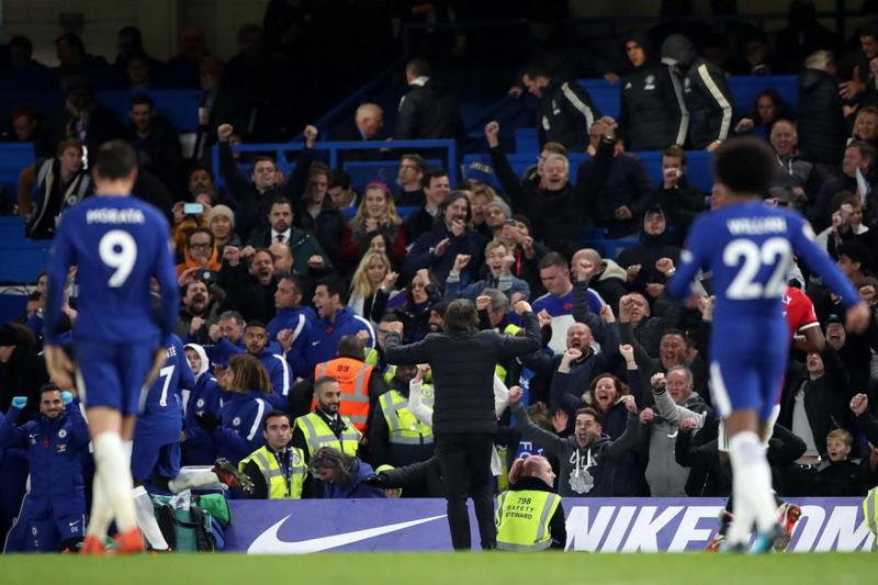 Chelsea-Manchester United 1-0 Conte stende Mourinho: giallo stretta di mano Chelsea-Manchester United 1-0 Conte stende Mourinho: giallo stretta di mano