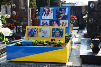 Troppo colorata, la tomba dell’attivista gay fa discutere. Foto