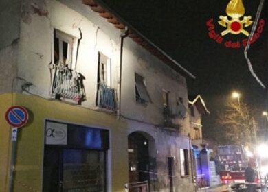 Esplosione in una palazzina nel Milanese: uomo gravemente ferito