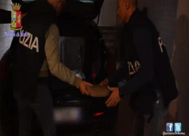 Magazzino della droga a Ponte di Nona: 32 chili di coca in un garage