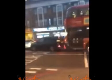 Londra, bus di due piani sperona auto ma prosegue la sua corsa