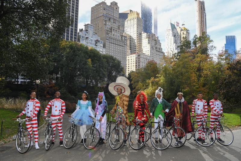 Pirelli in bici con Alice in Central Park per il Calendario 2018 Pirelli in bici con Alice in Central Park per il Calendario 2018