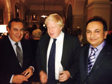 Brexit, una foto con l’uomo di Putin inguaia Johnson