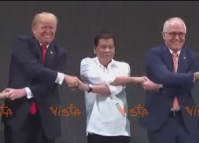 La goffa stretta di mano di Trump al vertice Asean