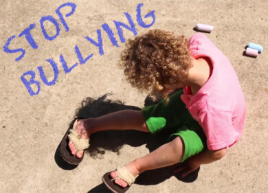 Bullismo, “ora basta!”: ecco la guida per genitori, insegnanti e ragazzi