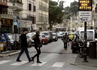 Smog, stop alle auto a benzina euro 2 nelle Ztl dentro l’Anello ferroviario