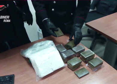 Provoca incidente e scappa: sullo scooter 2 chili di cocaina e soldi falsi