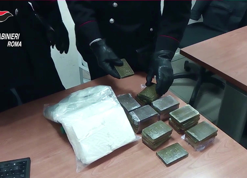 Provoca incidente e scappa: sullo scooter 2 chili di cocaina e soldi falsi Provoca incidente e scappa: sullo scooter 2 chili di cocaina e soldi falsi