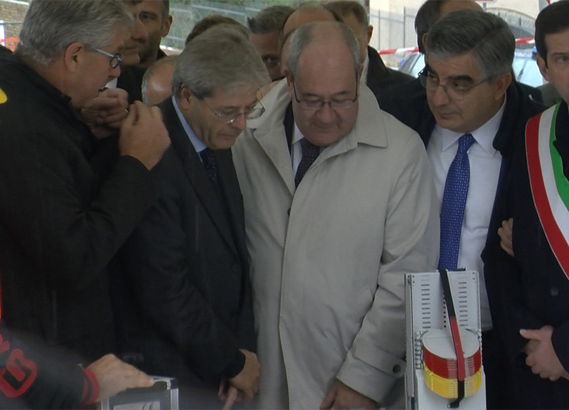 Galleria foto 'Gentiloni inaugura il cantiere Open Fiber a Campli, in provincia di Teramo' - foto 1