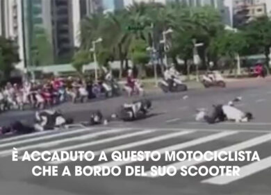 Scontro fra scooters: l’impatto violento non provoca reazione nei passanti