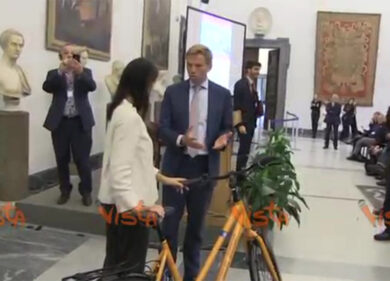 Ambasciatore olandese arriva in bici in Campidoglio e dona bici alla Raggi