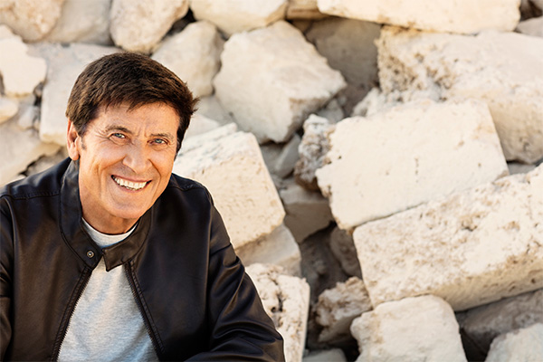 Gianni Morandi, ecco l’album “D’amore e d’autore”. Da Ligabue a Elisa e…