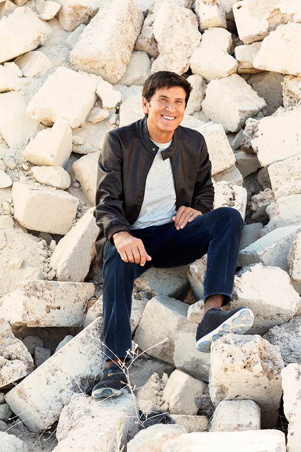 Gianni Morandi, ecco l’album “D’amore e d’autore”. Da Ligabue a Elisa e…