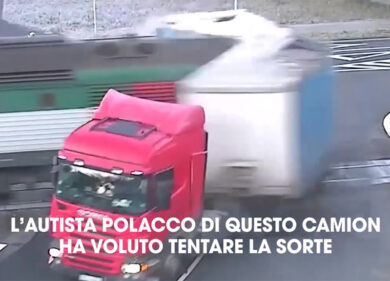 Incredibile schianto al passaggio a livello