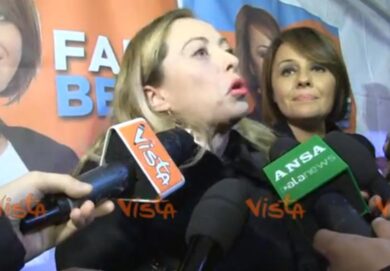 Meloni: la foto con gli Spada? Non chiedo i documenti per fare i selfie. Video