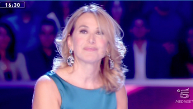 Ascolti tv, picchetto d’onore per Barbara D’Urso. Polemica Polizia. VIDEO
