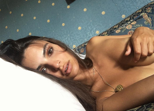 Emily Ratajkowski doccia hot: seno e lato B spettacolari. E lancia i bikini…