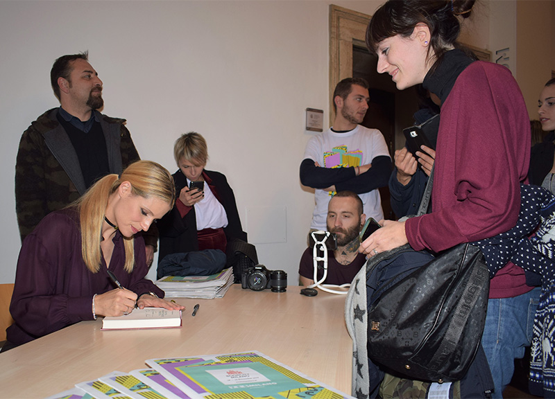 Michelle Hunziker presenta il libro “Una vita apparentemente perfetta” Michelle Hunziker presenta il libro “Una vita apparentemente perfetta”