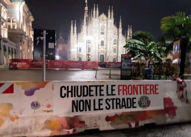 Milano, blitz di CasaPound: “Chiudere le frontiere, non le strade”