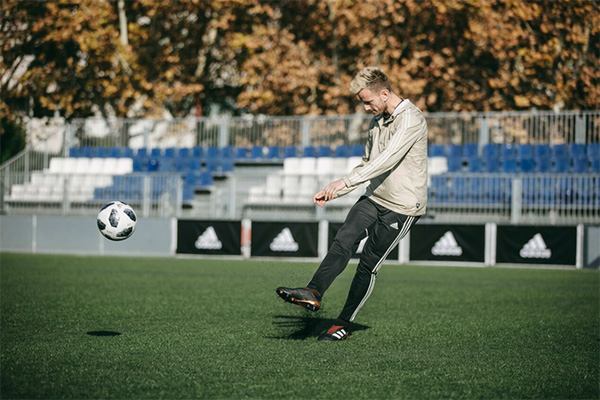 Adidas, lancia Predator 18+. Ecco in campo Pogba e Rakitic Adidas, lancia Predator 18+. Ecco in campo Pogba e Rakitic